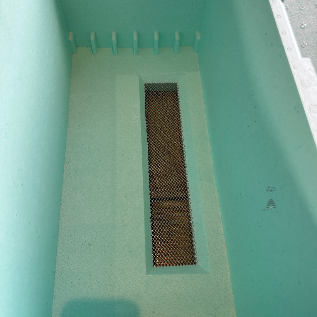 Quarti 6 Frame Langstroth Poly Nuc with Metal Lid