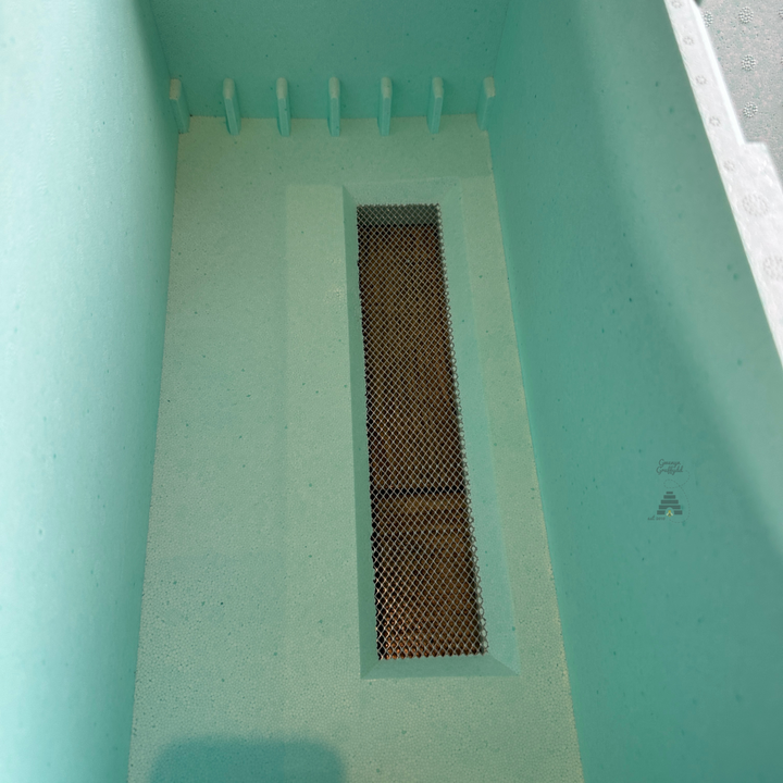 Quarti 6 Frame Langstroth Poly Nuc with Metal Lid