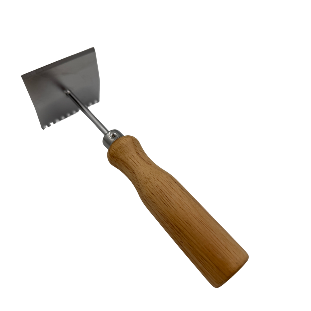 Queen Excluder Cleaner Scraper – Wooden Handle Beekeeping Tool