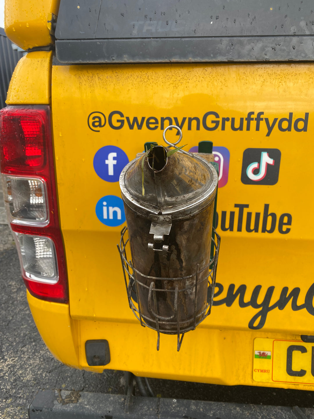 Swienty Magnetic Stand Smoker Holder for Car or Vehicle