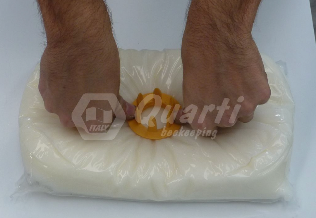 Fondant Aid Tool – Support for Beekeeping Fondant Feed