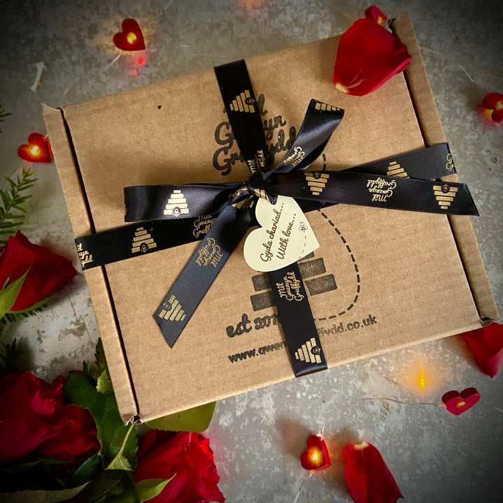 Cariad Gift Set | Welsh honey & Heart Beeswax Candle